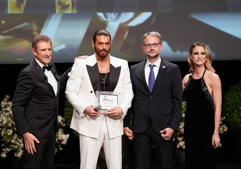 Can Yaman at the Film Festival de la Comédie receives a social award